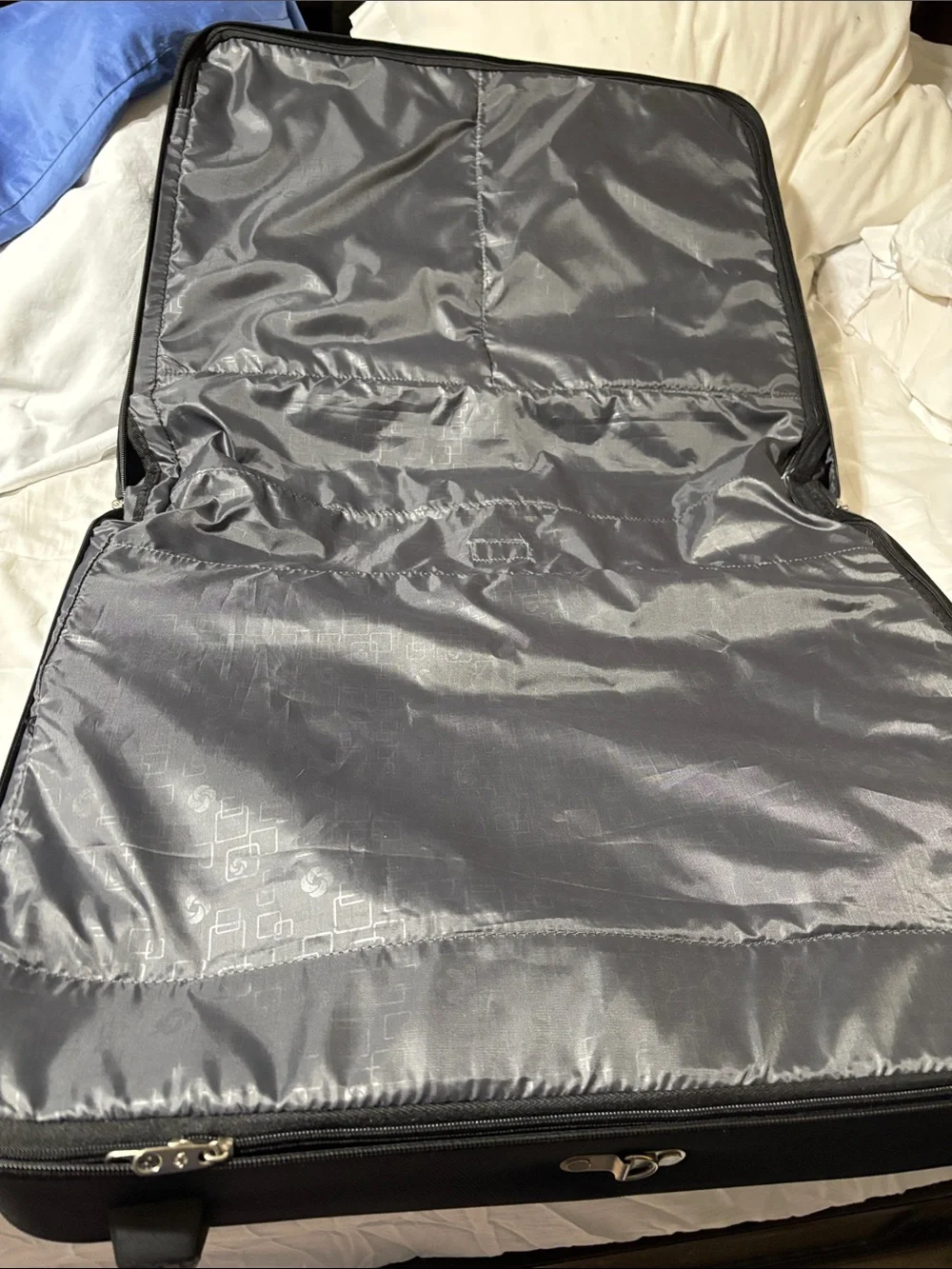 Samsonite Bi-fold Travel suitcase/ Garment Bag with Zippered Interior. Like new